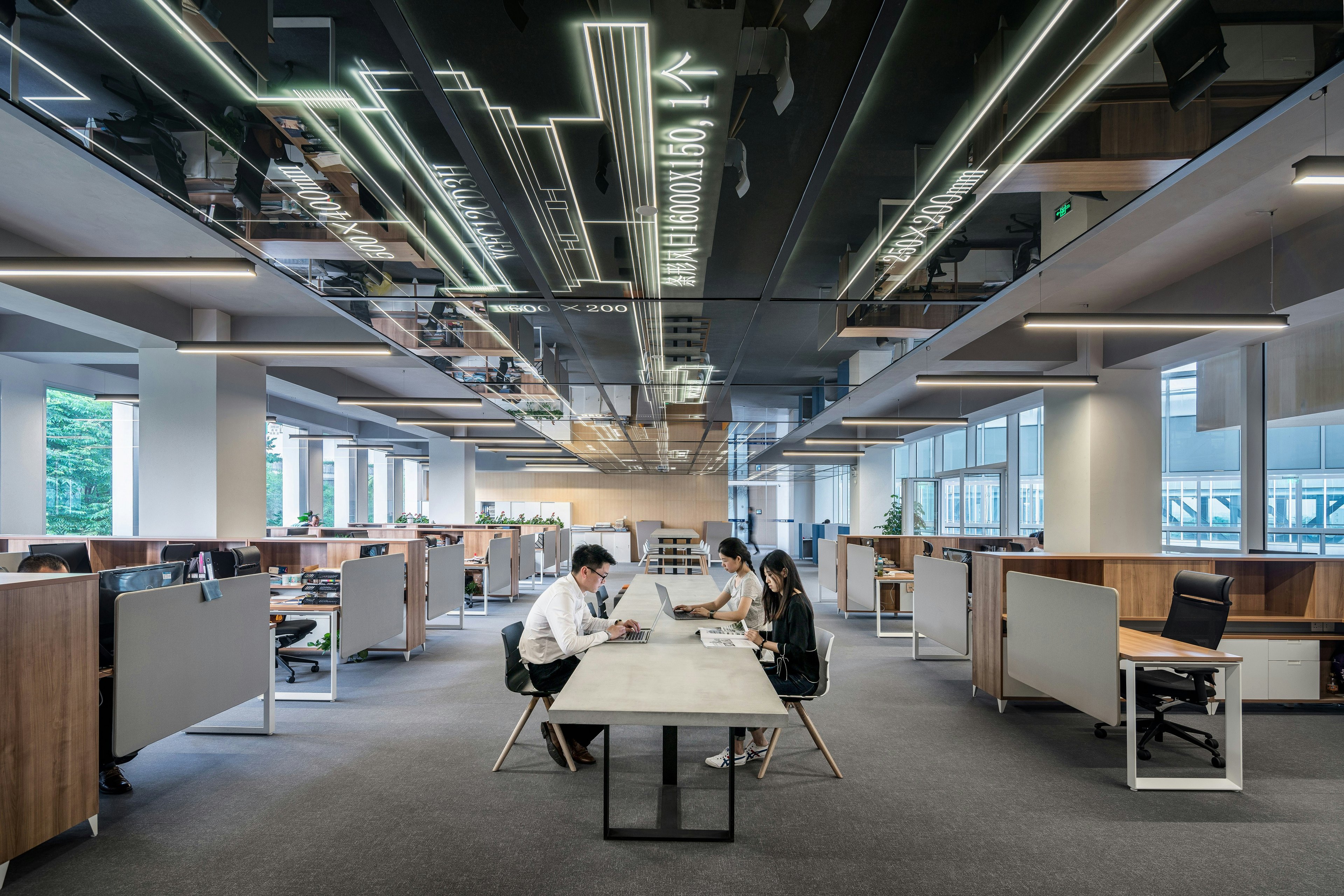 Bureau moderne avec des équipes collaborant