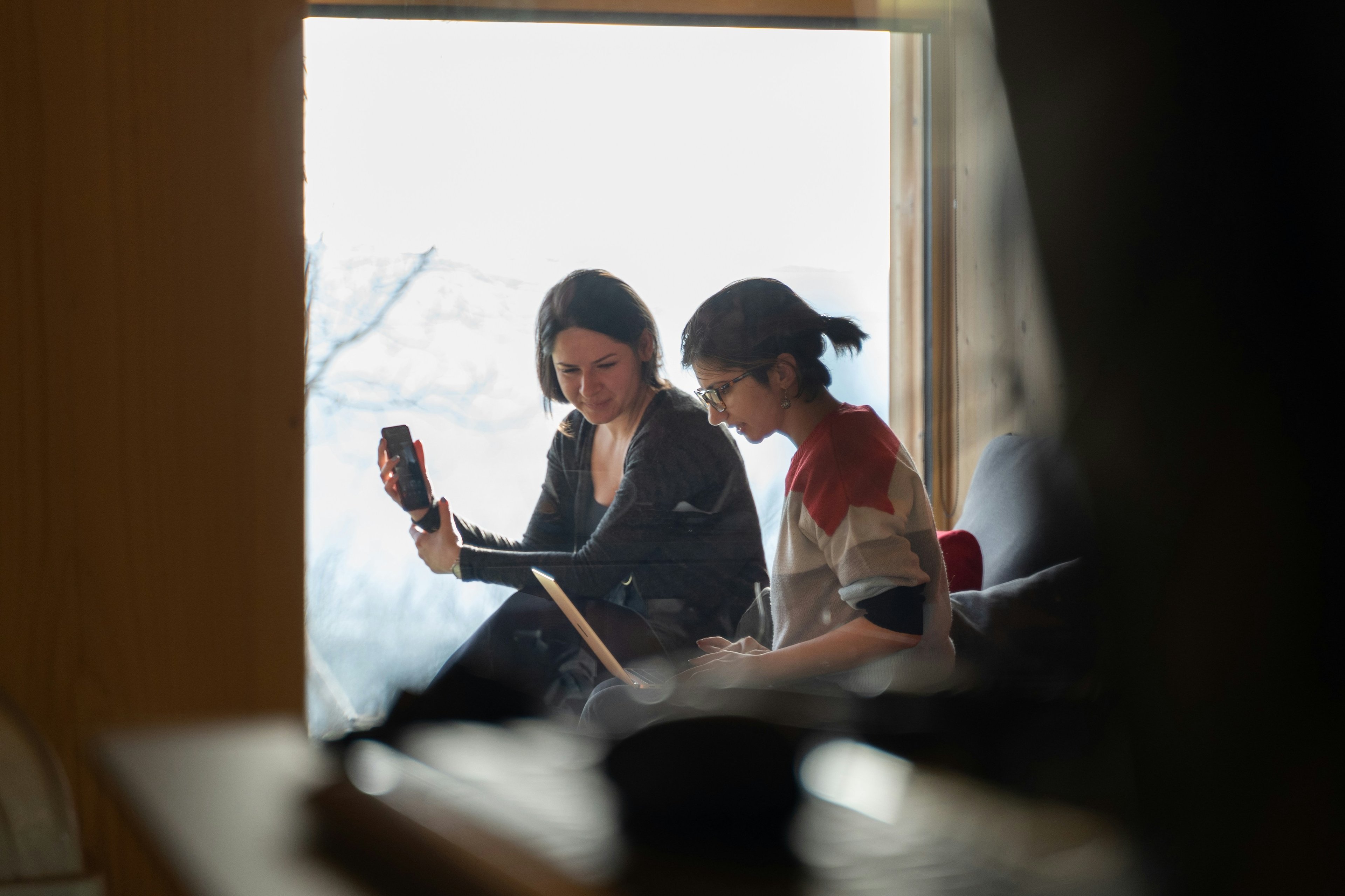 Dos miembros del equipo trabajando en movilidad con smartphone